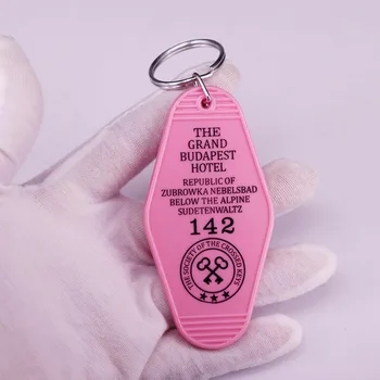 Film Grand Hotel Budimpešta Privezak Za Ključeve, Broj 142 Starinski Privjesak Za Ključeve Эмалевая Broš Na Pribadači Pink